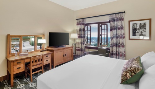Deluxe Room, 1 King Bed, Mountain View