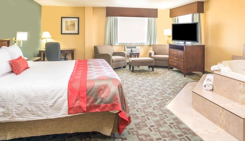 Deluxe Suite, 1 King Bed, Non Smoking (Upper Floor)