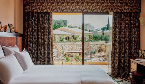 Room, Pool View