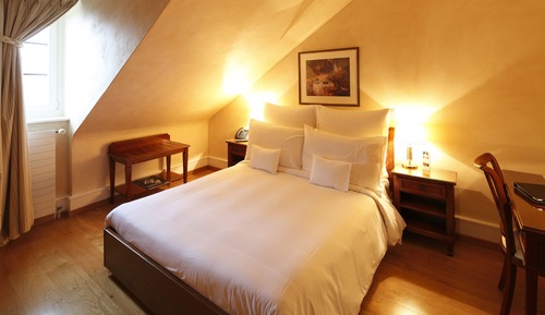 Comfort Room, Courtyard View