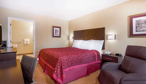 Room, 1 King Bed, Mobility Accessible, Non Smoking (Roll-In Shower)