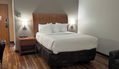 Room, 1 Queen Bed, Hearing Accessible, Non Smoking (Mobility, Roll-in Shower)