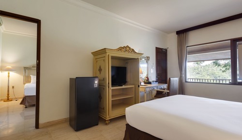 Family Room, Connecting Rooms