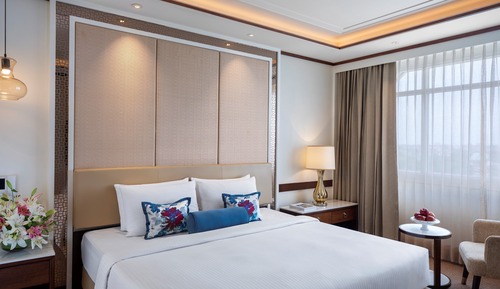 Executive Room, 1 King Bed, Pool View