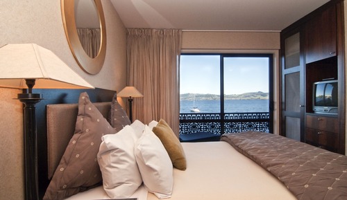 Junior Suite Queen with Lake View