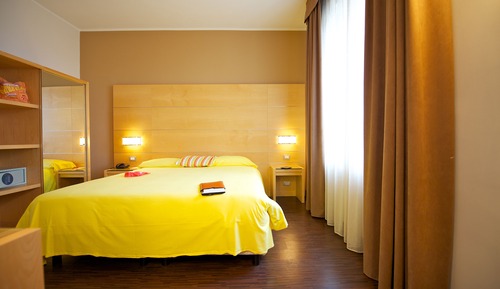 Standard Room, 1 Queen Bed