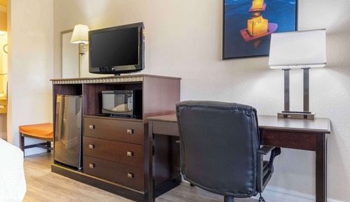 Executive Room, 1 King Bed, Non Smoking, Refrigerator & Microwave