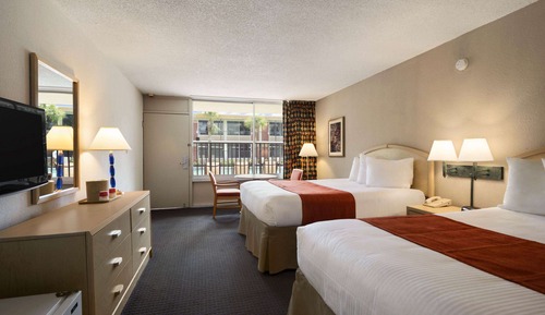 Standard Room, 2 Queen Beds, Pool View