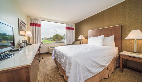 Comfort Room, 1 Queen Bed (Coast Queen Marine Wing)