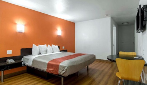 Basic Single Room, 1 King Bed, Non Smoking