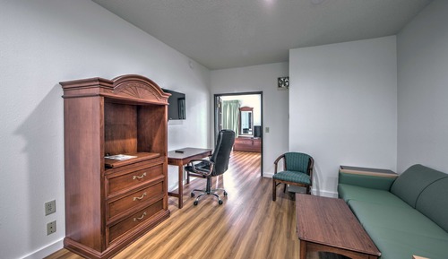 Deluxe Suite, 1 King Bed, Smoking, Hot Tub
