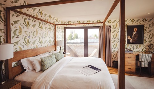 Senior Room, 1 Queen Bed (Fellows)