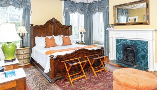 Luxury Main House Queen - R. Bruce