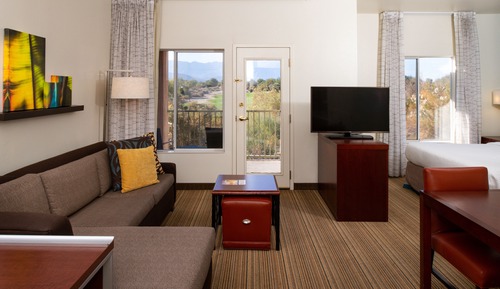 Suite, 2 Bedrooms, Balcony (Mobility/Hearing Access, Roll-In Shwr)