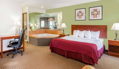 Studio Suite, 1 King Bed, Non Smoking