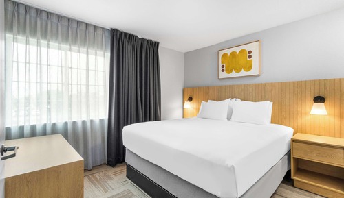 Suite, 1 Queen Bed, Accessible (Mobility Tub One Bedroom)