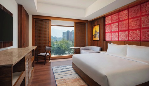 Executive Suite, 1 King Bed, City View
