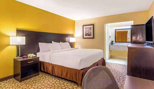 Room, 1 King Bed, Mobility Accessible, Non Smoking (Bathtub W/grab Bars)