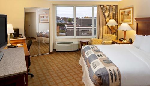 One King Bed, Accessible (Mob Hear Acc)