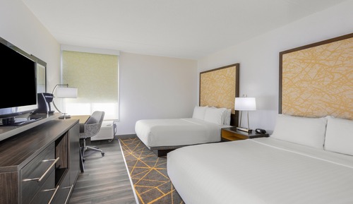 Standard Room, 2 Queen Beds, Accessible Bathtub (Communications)