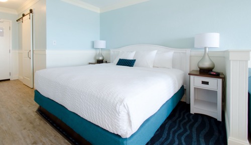 Deluxe Room, 1 King Bed, Balcony, Partial Ocean View