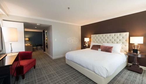 Junior Suite, 1 King Bed, Accessible, Bathtub (Mob/HR)