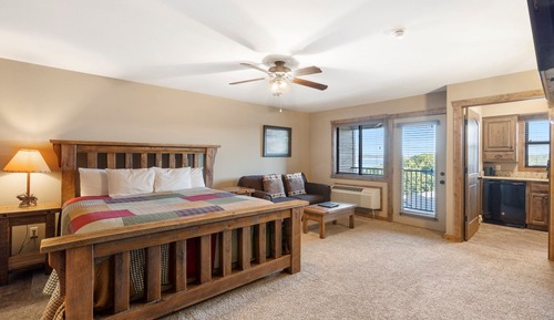 Studio Lake View Condo - Penthouse Suite - 1211