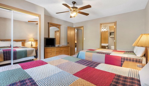 2-BD Waterfront Penthouse Condo 610
