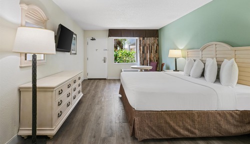 Standard Room, 1 King Bed, Refrigerator & Microwave, Pool View