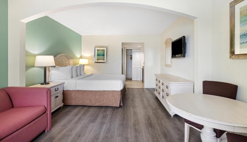 Standard Room, 1 Queen Bed, Non Smoking, Refrigerator & Microwave