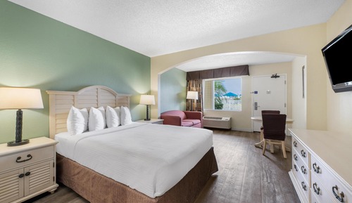Standard Room, 1 Queen Bed, Refrigerator & Microwave, Pool View