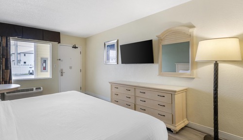 Standard Room, 1 King Bed, Accessible, Refrigerator & Microwave
