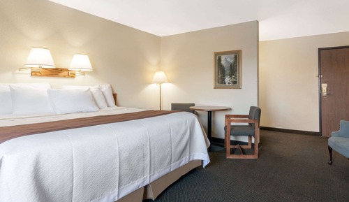 Standard Room, 1 King Bed