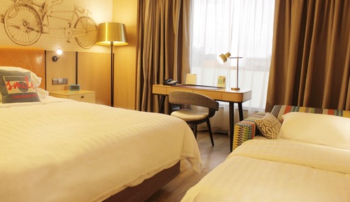 Family Room, 1 King Bed (Club)