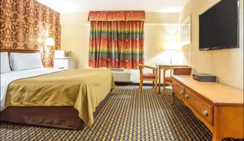 Room, 1 King Bed, Accessible, Smoking (Mobility)
