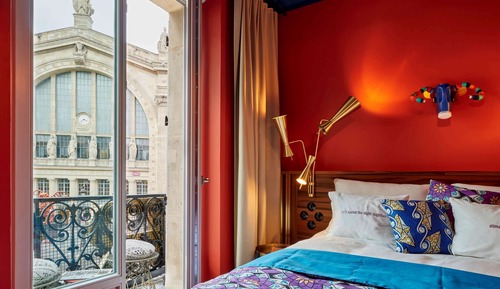 Medium with Balcony and Paris view