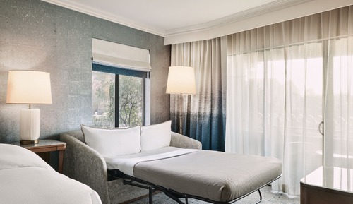 Deluxe Room, 1 King Bed, Pool View