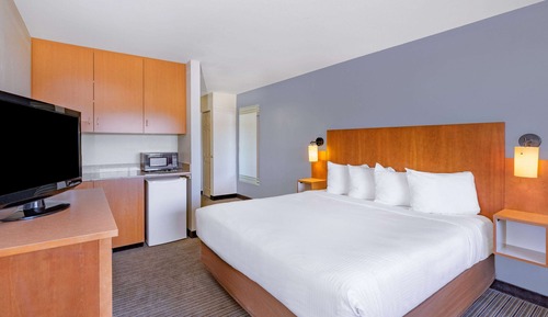 Suite, 1 King Bed, Non Smoking, City View (1 Bedroom)