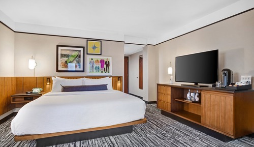 Premium Room, 1 King Bed, Accessible, Corner (Communications)