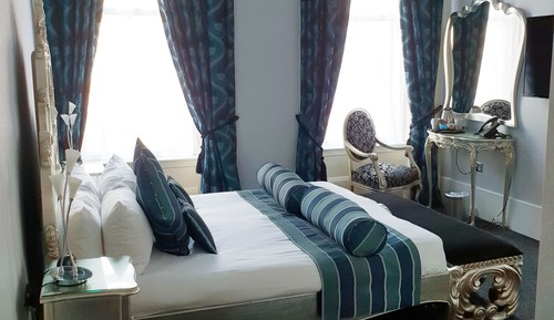 Honeymoon Suite