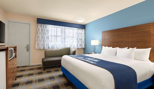 Room, 1 King Bed, Mobility Accessible, Non Smoking (Roll-in Shower)