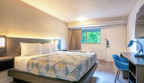 Standard Room, 1 King Bed, Accessible, Non Smoking