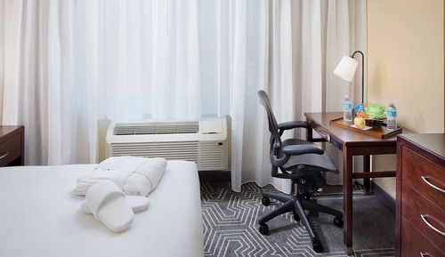 Room, 1 Queen Bed, Non-Smoking (Treat Yourself Amenity)