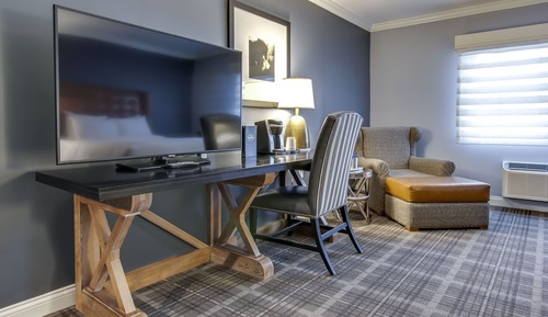 Suite, 1 King Bed (Yearling Studio)