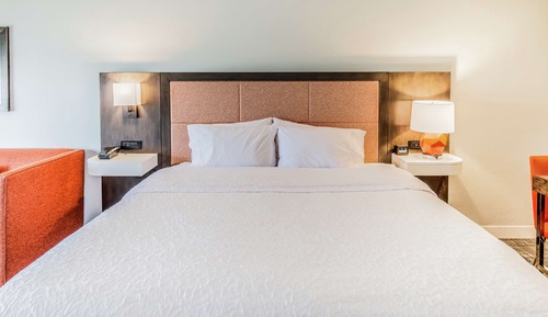 One King Bed, Inland View, No Balcony, Non-Smoking
