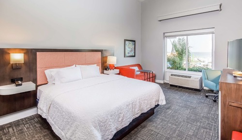 One King Bed, Acessible, Gulf View - No Balcony, Non-Smoking