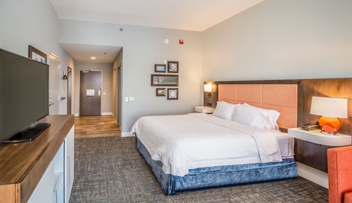 One King Bed, Accessible, Inland View, No Balcony, Smoking