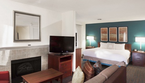 Studio, 1 Queen Bed with Sofa bed (Mobility/Hearing Access, Roll-In Shwr)