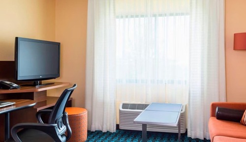 Executive Suite, 1 King Bed with Sofa bed, Non Smoking (Mobility/Hearing Accessible, Tub)
