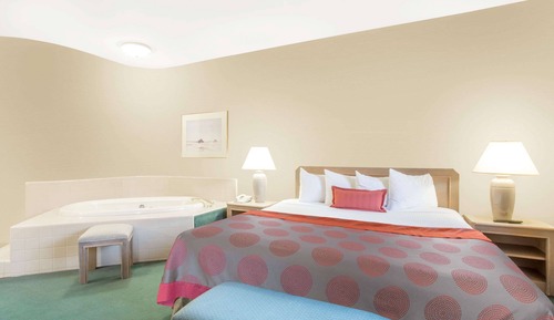 Deluxe Suite, 1 King Bed, Non Smoking (One-Bedroom)